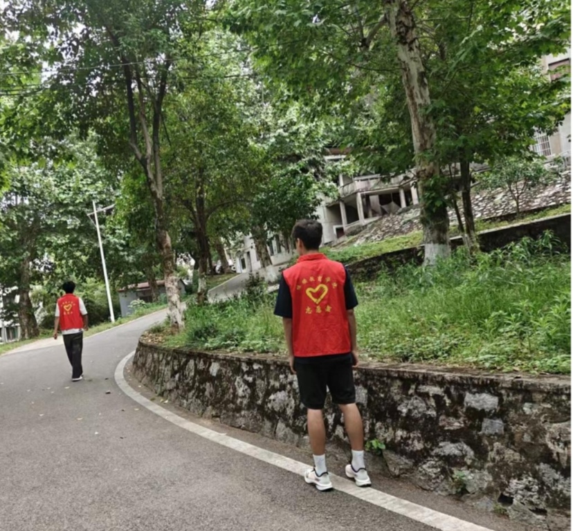 4.29志愿活动照片.jpg